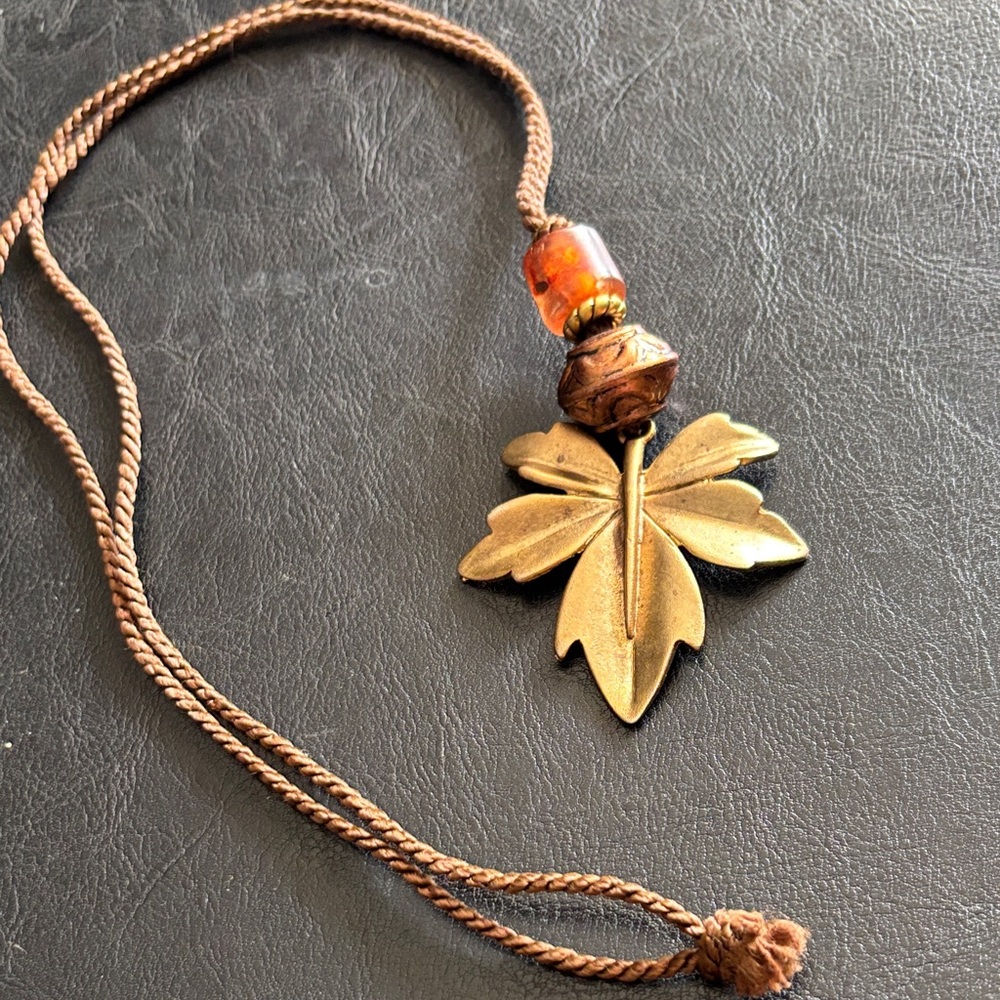 Gorgeous gold leaf pendant necklace
